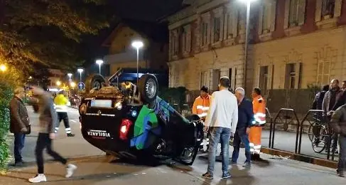 Scontro in piazza Centa: centrata, vola ruote all'aria un'auto della Ronda