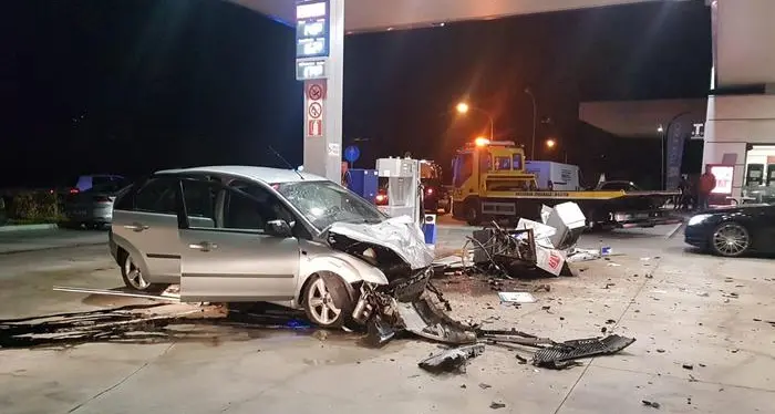 Un'auto urta un furgone poi travolge e abbatte una pompa di benzina