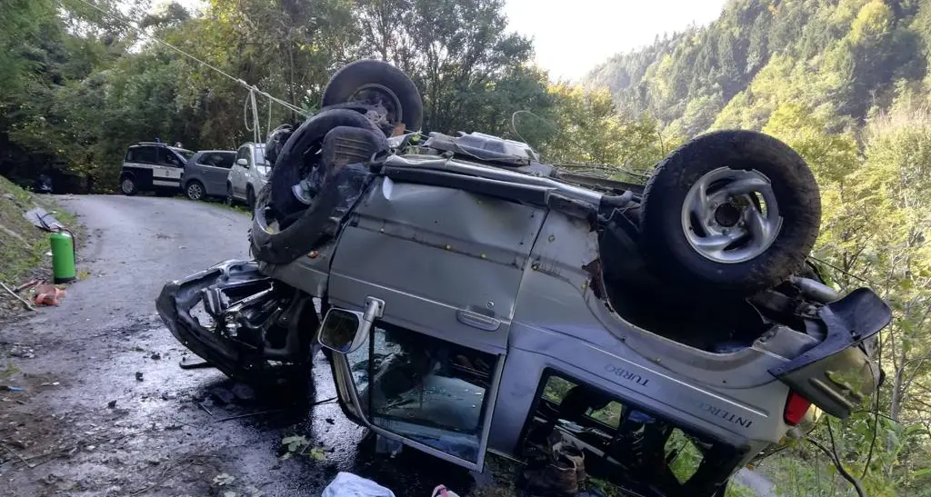 Esce di strada e vola nella scarpata per 100 metri gravissimo a Riccomassimo