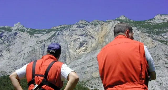 Urta un albero nell'atterraggio Base jumper ferito a Gaggiolo