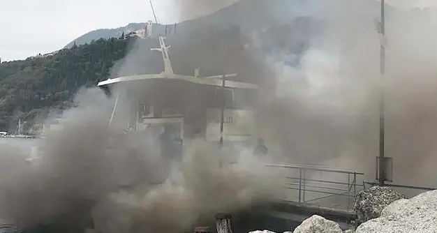 Incendio in sala macchine sul catamarano in servizio