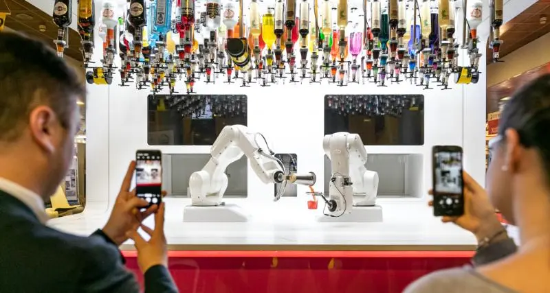 Alla Fiera \"Hotel 2019\" debutta il barman robot, braccio meccanico per i drink