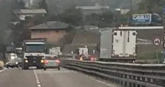 Contromano sulla superstrada Ss 47 Fermato da un camionista che fa da scudo in mezzo alla strada