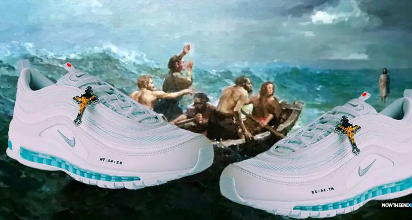 Con le scarpe Jesus acqua santa nelle suole e crocifisso per i lacci