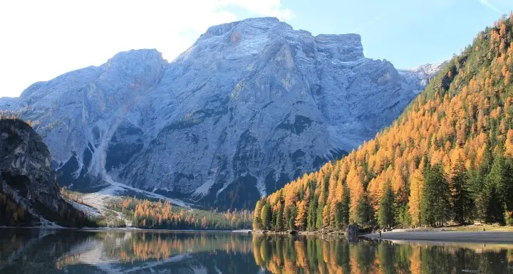 Lago di Braies, la barca si ribalta Sei turisti nelle acque gelide