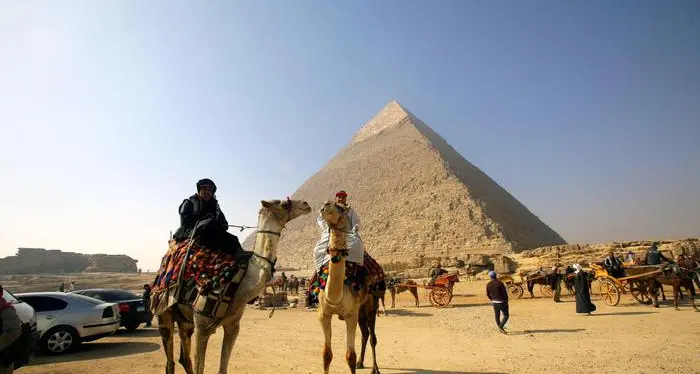 Turista scala la piramide la polizia egiziana lo cattura e lo arresta