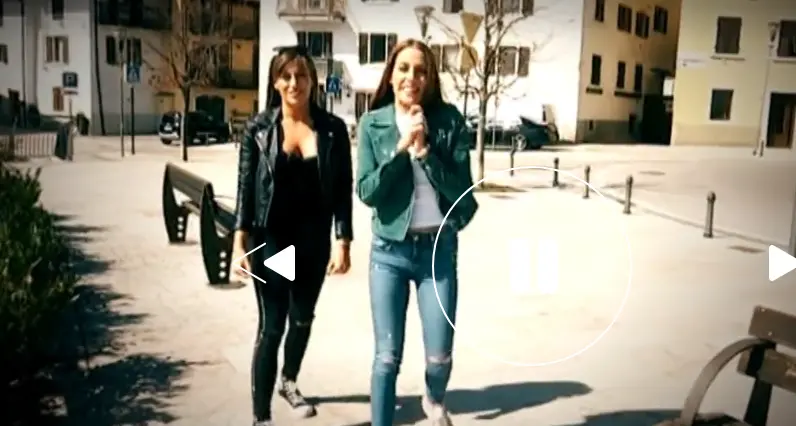 Il ritorno delle gemelle del porno Le «Dellai Twins» a Villamontagna