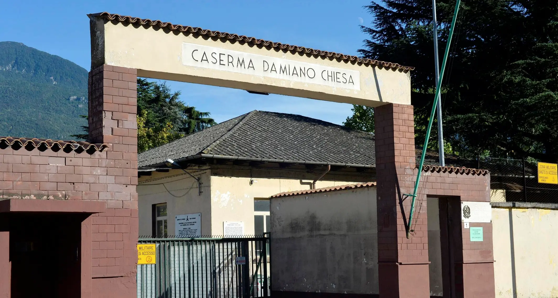 Caserme Chiesa da abbattere per fare posto agli alloggi per i militari di carriera