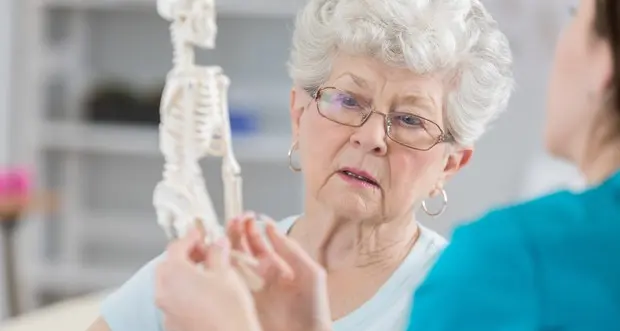 Osteoporosi, serve prevenzione oggi è la Giornata Mondiale della malattia «degli anziani»