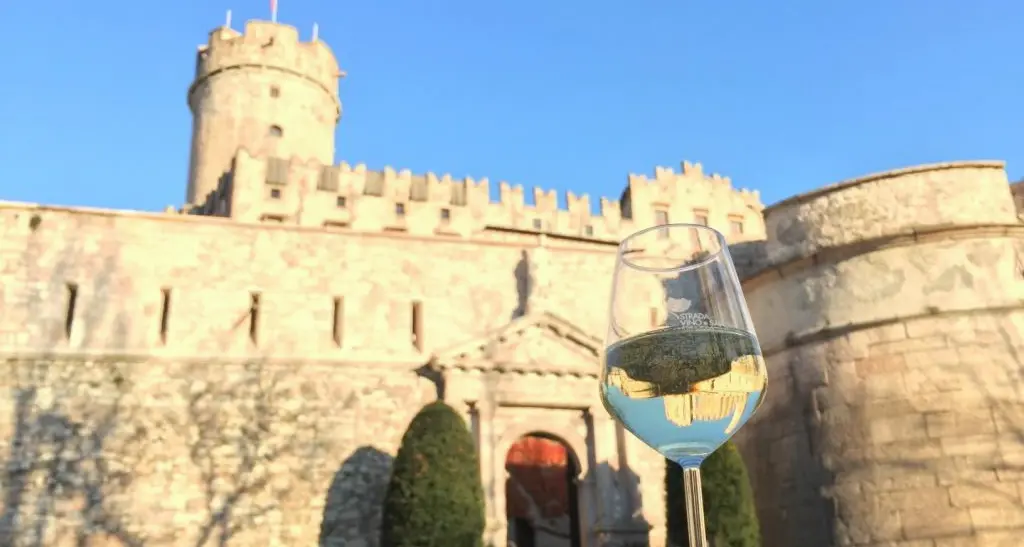 Tre Bicchieri Gambero Rosso il Trentodoc va alla grande entrano Teroldego e Vino Santo