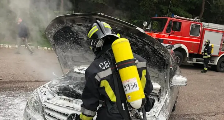 Val di Non, auto prende fuoco: conducente salvo per un soffio