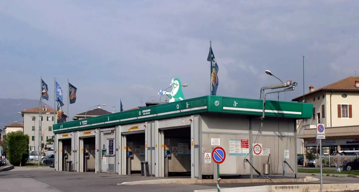 Chiusura notturna coatta: l'autolavaggio Pinguino chiede 100 mila euro di danni