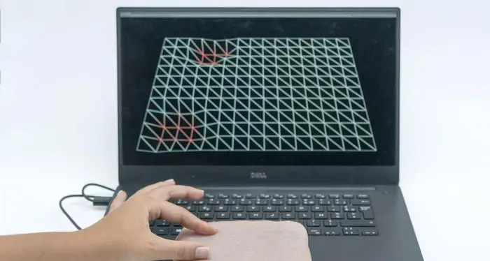 Ecco la pelle artificiale che soffre il solletico e riconosce le carezze