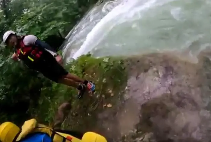 Un frame di un filmato che mostra un cucciolo di capriolo salvato dalla potenza del fiume al Centro Rafting le Marmore, Terni, 03 settembre 2019. \\\"Forte è stata l'emozione delle guide del rafting che hanno potuto salvare la vita di questo animale in pericolo\\\". ANSA / Centro Rafting Marmore +++ ANSA PROVIDES ACCESS TO THIS HANDOUT PHOTO TO BE USED SOLELY TO ILLUSTRATE NEWS REPORTING OR COMMENTARY ON THE FACTS OR EVENTS DEPICTED IN THIS IMAGE; NO ARCHIVING; NO LICENSING +++