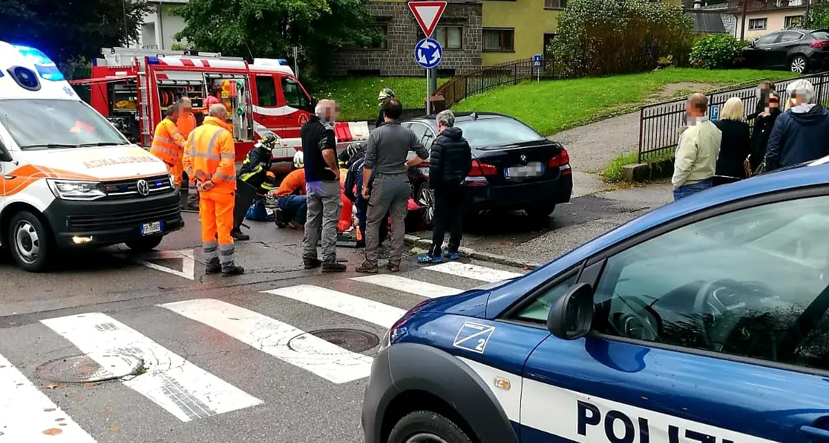 Un altro pedone investito mentre attraversa sulle strisce: soccorso dall'elicottero a Tione