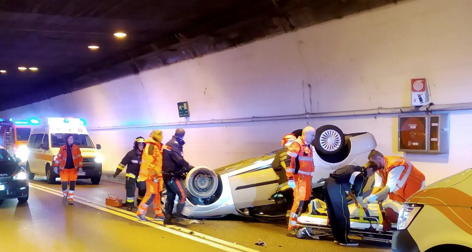 Auto si ribalta più volte nella galleria dell'Agnese ferita una donna di 50 anni