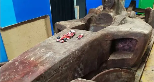 La macchina di Schumi tutta di cioccolato: l'omaggio da 20 quintali