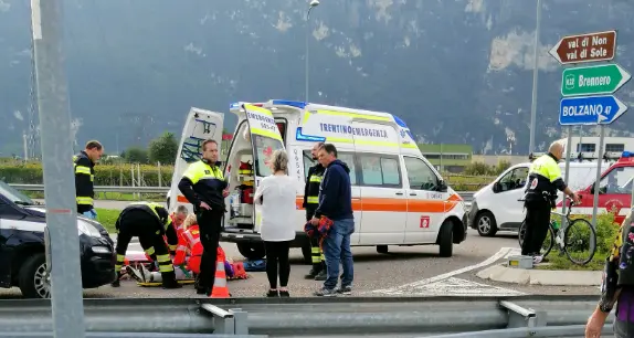 A Lavis una 18enne in bicicletta è stata investita da un'auto in rotatoria: non è grave