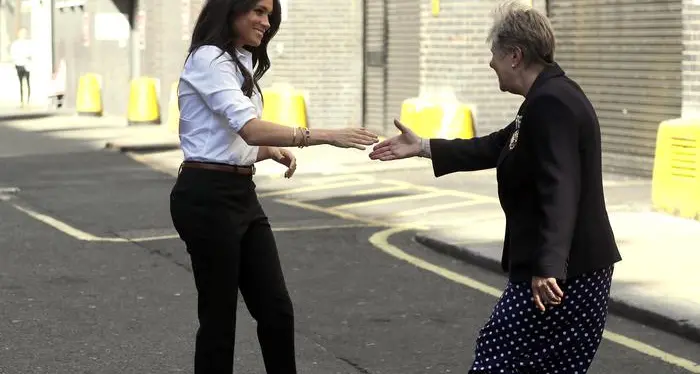 La Duchessa Meghan lancia la collezione di abiti per lavoratrici