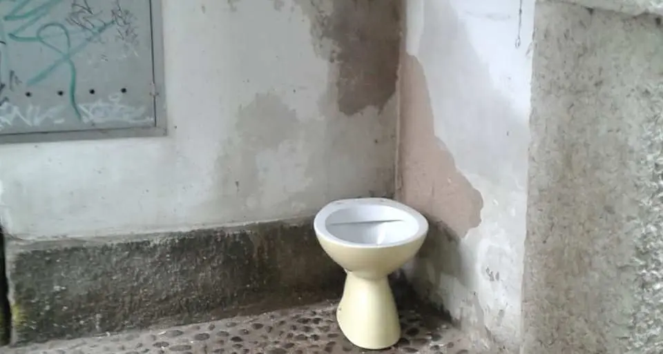 Rovereto: un gabinetto sotto la porta di San Marco e nessuno lo porta via