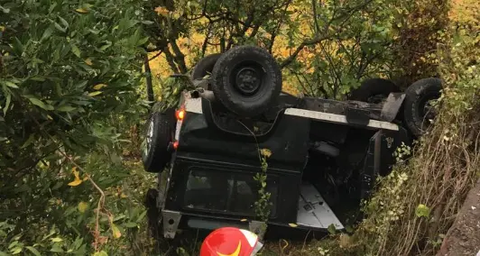 Vola sopra un'altra auto cade sul tetto di un maso e poi atterra in un campo