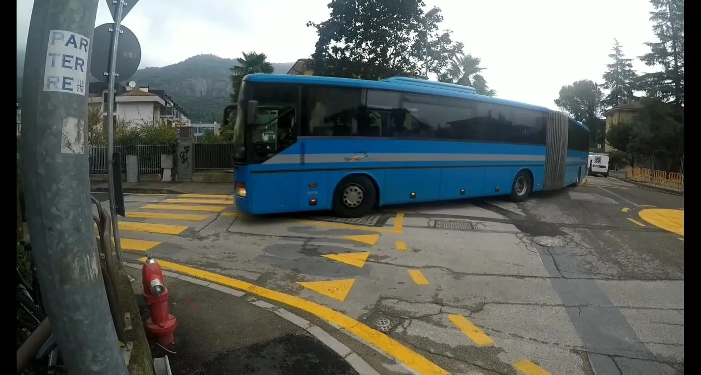 Arco, dopo le modifiche al traffico gli autisti di bus insorgono: «Costretti a violare il codice» - VIDEO