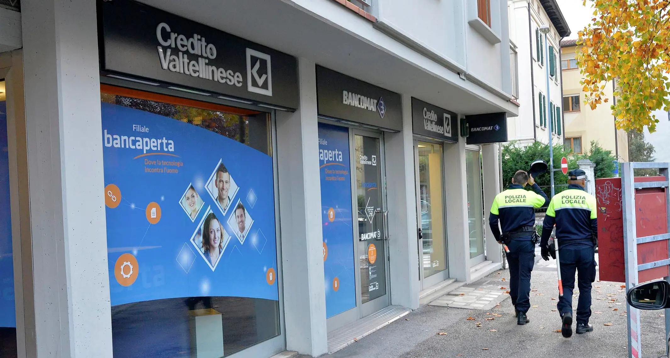 Terrore in via Perini: due rapine con il coltello nella zona del bancomat, caccia al bandito