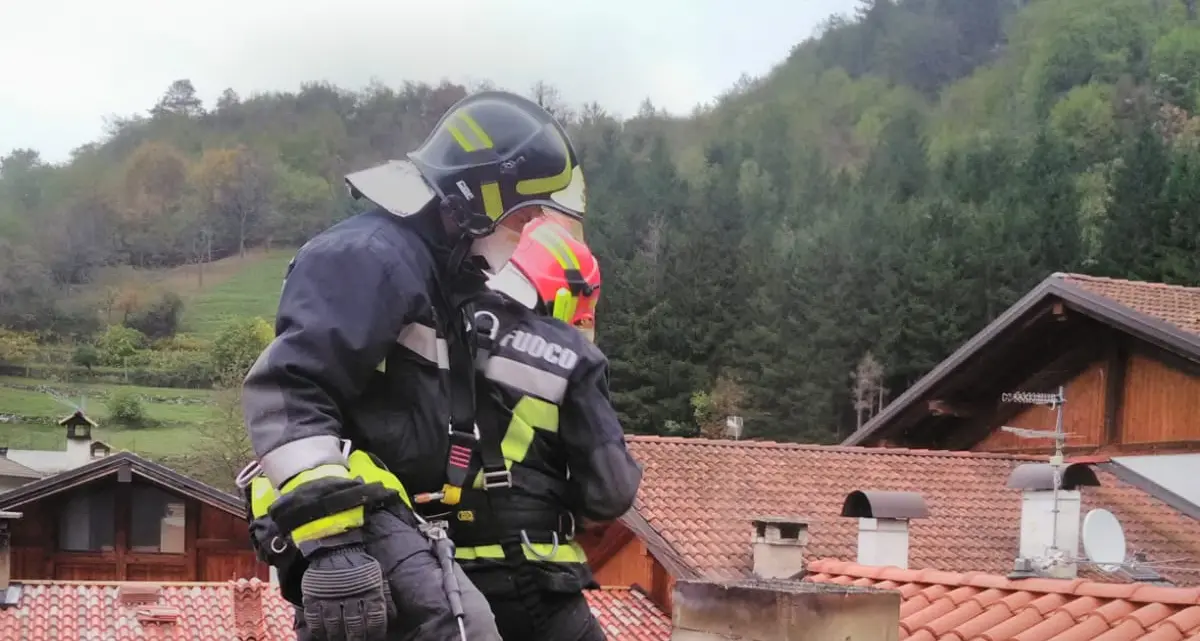 Canna fumaria in fiamme: anziana portata in ospedale