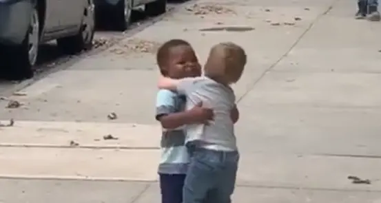La corsa e un abbraccio: la tenerezza nell'incontro tra due bimbi - VIDEO