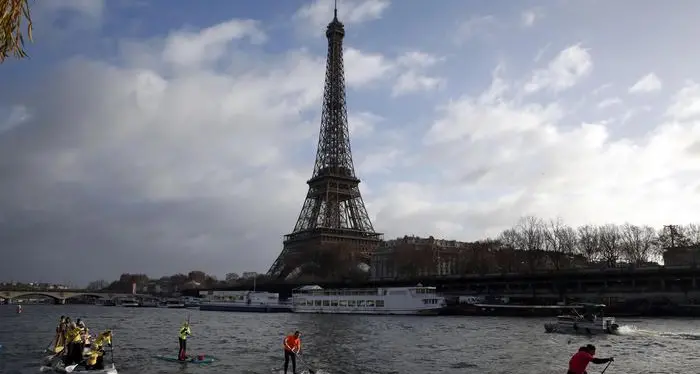 50 centesimi per la fetta di limone Parigi, rivolta contro i bistrot