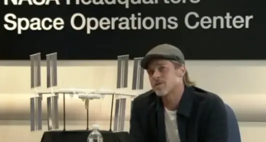 Brad Pitt in collegamento con la stazione spaziale