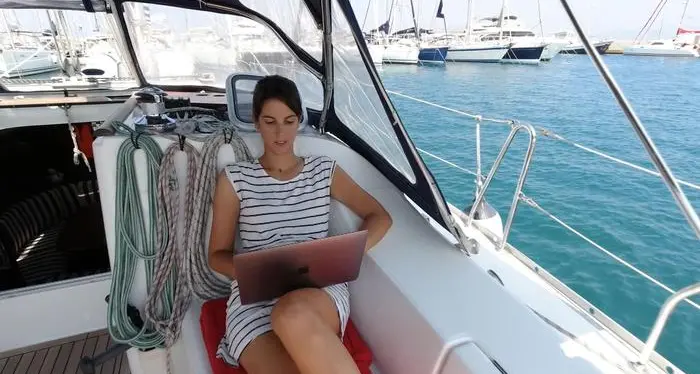 Mollo tutto e vivo in barca lavorando con il computer: la storia di Greta e Michael