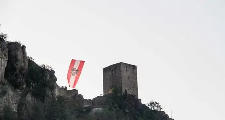 Gli Schützen del Sudtirolo issano la bandiera austriaca