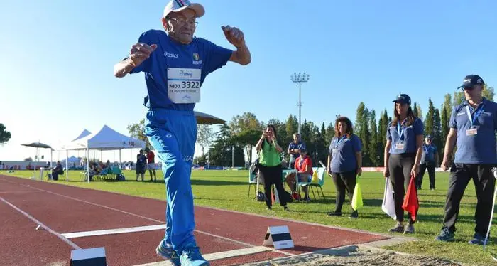 Vince a 103 anni gara di salto in lungo