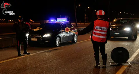 Sfugge al posto di blocco Rintracciato e multato