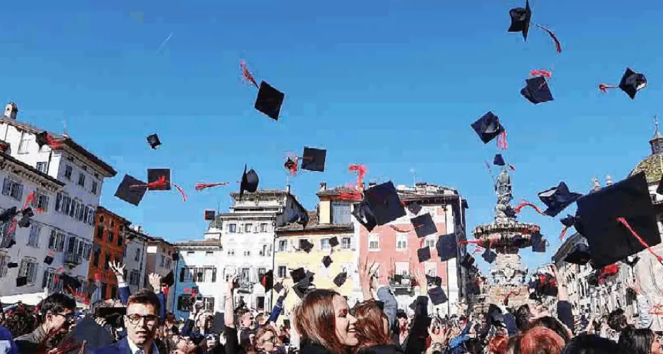 La grande festa in piazza Duomo con il \"tocco\" dei 500 laureati