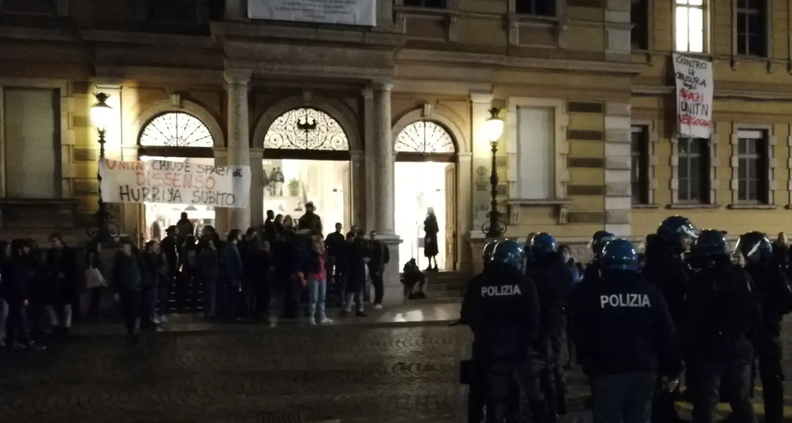 Sociologia «chiusa» con le catene contestazione e momenti di tensione per l'arrivo del reporter Biloslavo