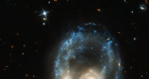 Il telescopio Hubble festeggia Halloween con una foto dello \"spettro galattico\"