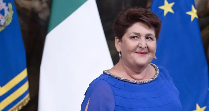 Attacchi social a Teresa Bellanova per abito, aspetto, titolo di studio Ma la solidarietà è bipartisan