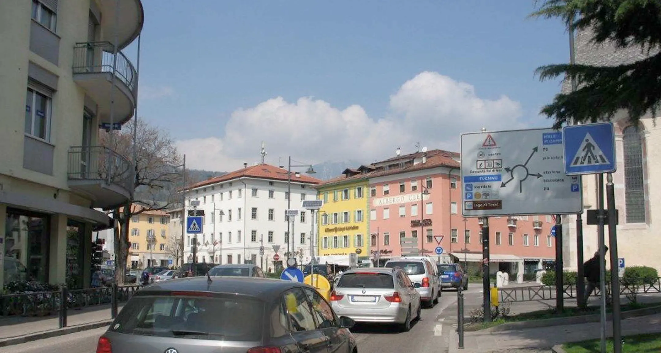 Investita sulle strisce pedonali grave una bimba di sette anni in pieno centro a Cles