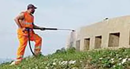 Scritte No-Pirubi al Trincerone: duemila euro di spesa per ripulire la vernice