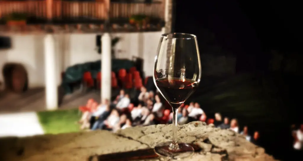 «Holiday» e «dining» bond: compri un buono, poi degusti con la Strada del Vino trentina