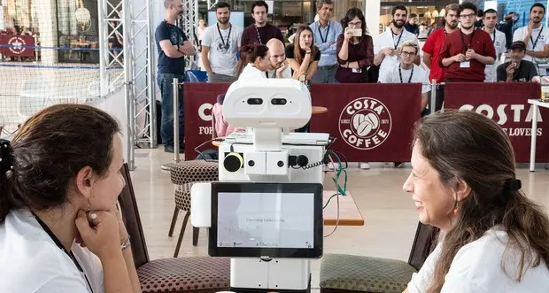 Ecco i robot camerieri: preparatevi all'invasione nei centri commerciali