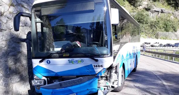 Frontale corriera-fuoristrada tra Vermiglio e Tonale: 3 feriti