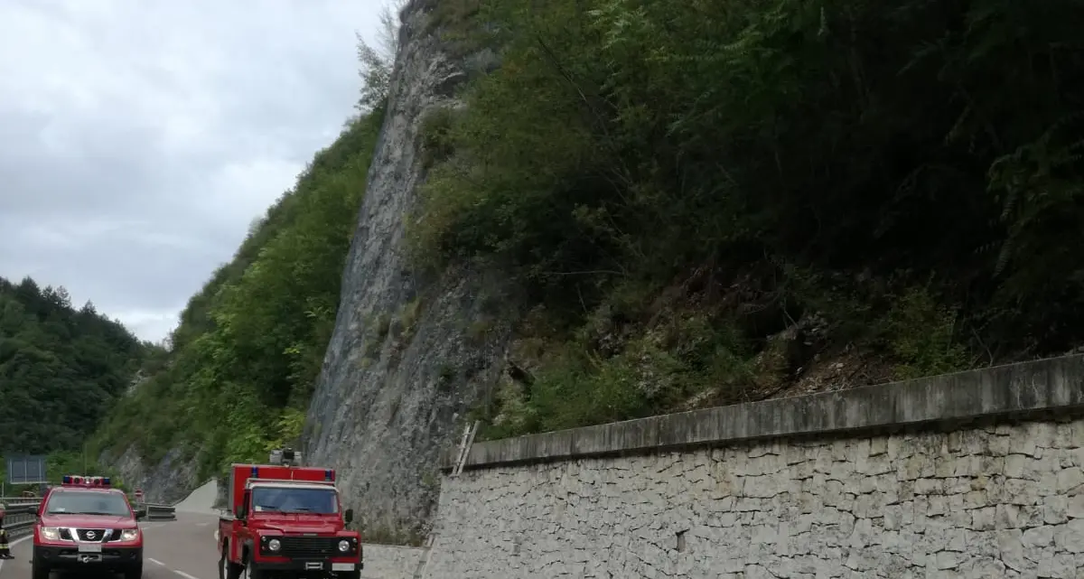 Massi finiscono sulla carreggiata: Gardesana chiusa al Bus de Vela