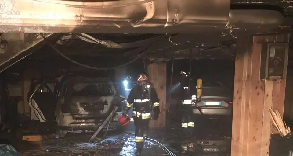Giustino, fiamme nel garage dell'hotel quattro bambini si salvano uscendo sul poggiolo