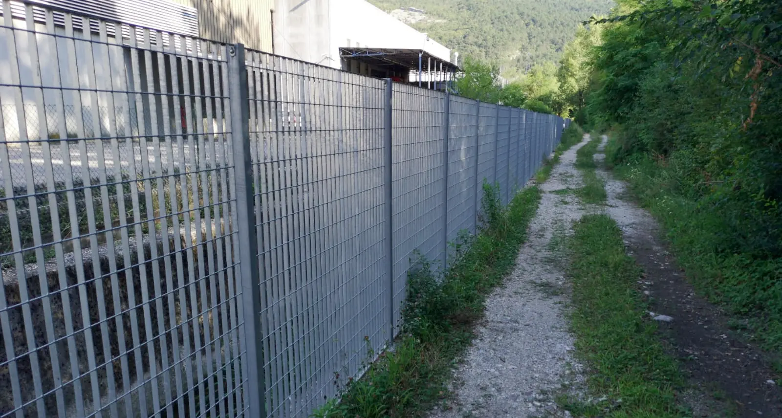 Campo nomadi recintato contro il lancio di rifiuti