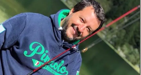 Salvini va a funghi a Pinzolo e pubblica le brise, sfottò in rete «Potevi venire dai terremotati»