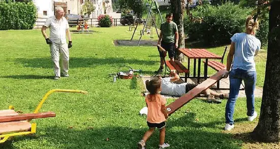 A Chiusole residenti al lavoro per sistemare il parco giochi