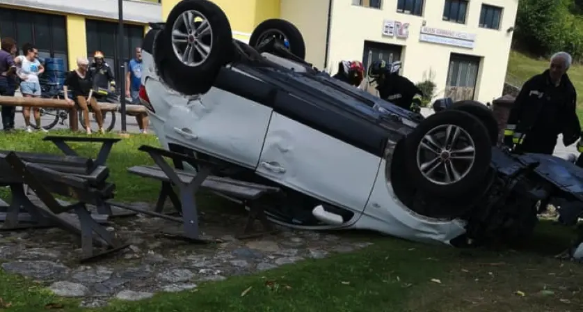 L'auto \"decolla\", supera la staccionata e atterra sulle panchine dell'area pic nic